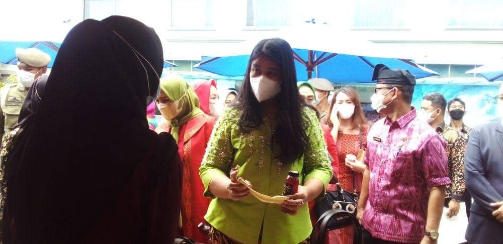 Kahiyang Ayu saat meresmikan Pojok UMKM di Grand Mercure Angkasa Medan (IDN Times/Indah Permata Sari)