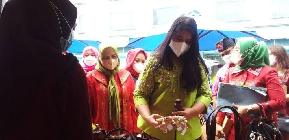 Kahiyang Ayu saat meresmikan Pojok UMKM di Grand Mercure Angkasa Medan (IDN Times/Indah Permata Sari)