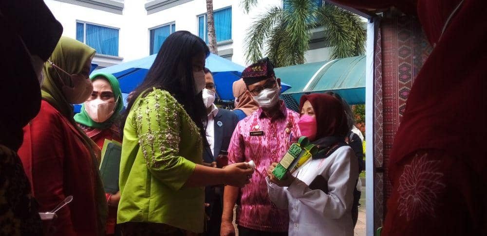 Kahiyang Ayu saat meresmikan Pojok UMKM di Grand Mercure Angkasa Medan (IDN Times/Indah Permata Sari)