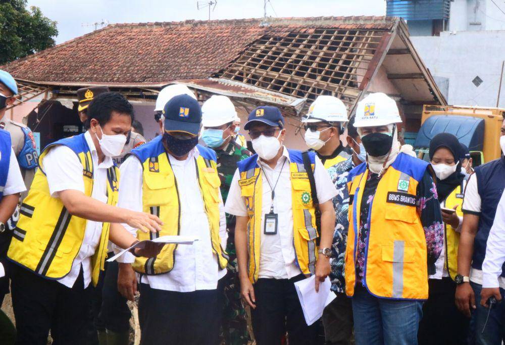 Basuki Hadimuljono saat mendengarkan penjelasan dari deputi untuk proses rehabilitasi pasca bencana. IDN Times/Alfi Ramadana