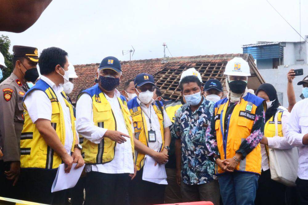 Menteri PUPR, Basuki Hadimuljono saat melihat langsung proses rehabilitasi pasca banjir bandang. IDN Times/Alfi Ramadana