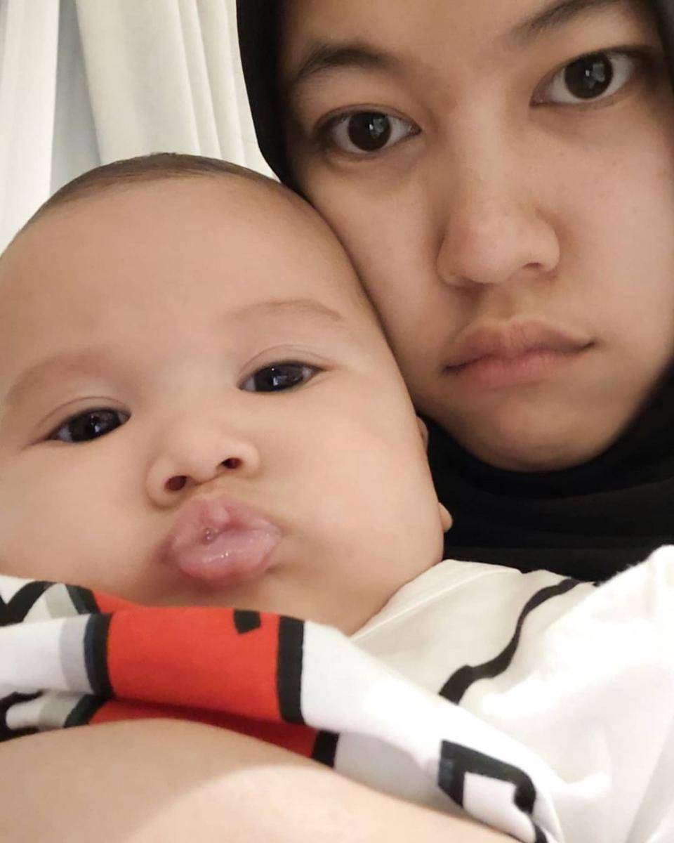 Santi Asoka Mala dan cucu sambung (instagram.com/santiasokamala)