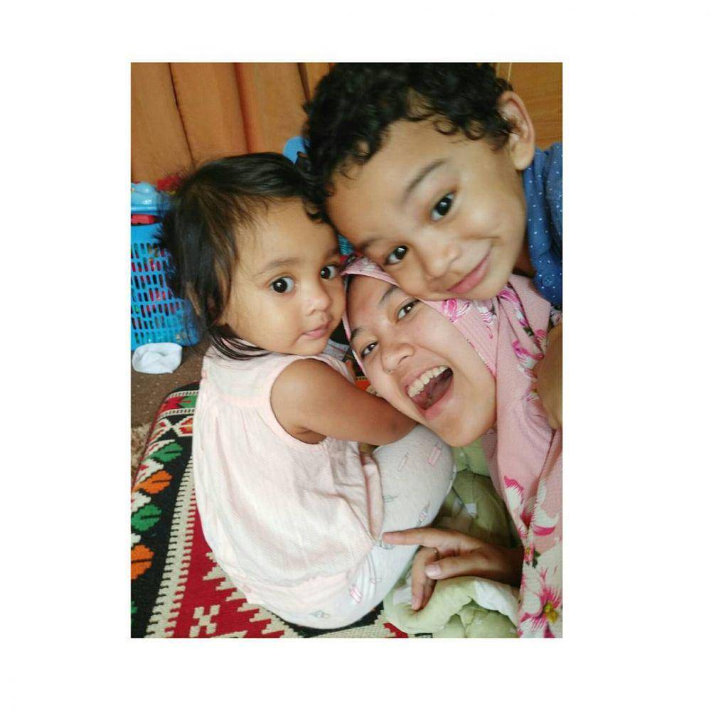 Santi Asoka Mala dan cucu sambung (instagram.com/santiasokamala)