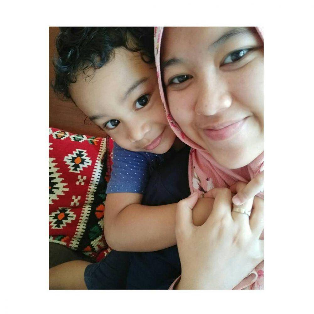 Santi Asoka Mala dan cucu sambung (instagram.com/santiasokamala)