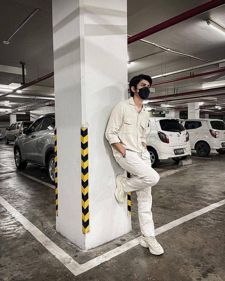 Ide outfit Arbani Yasiz (instagram.com/arbaniyasiz)