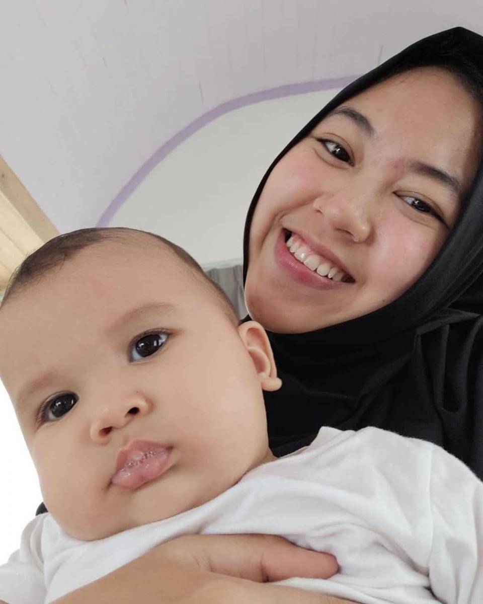Santi Asoka Mala dan cucu sambung (instagram.com/santiasokamala)