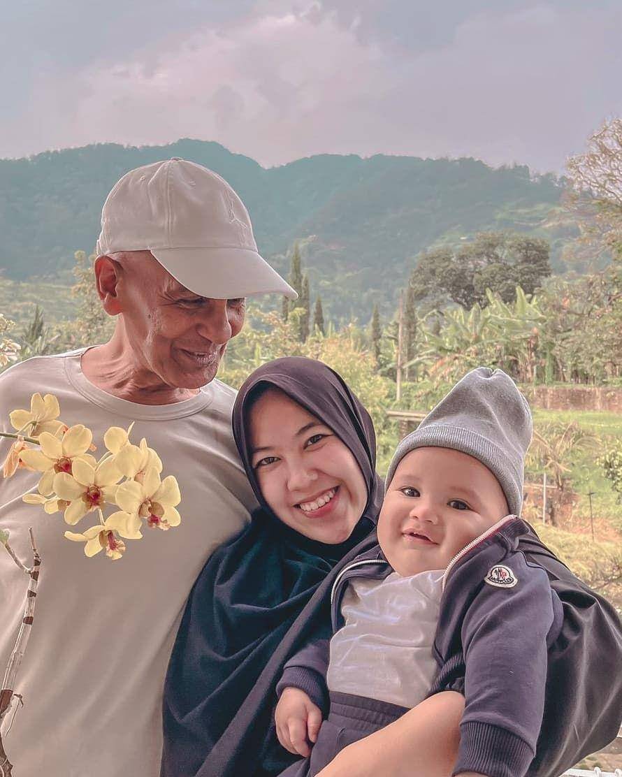 Santi Asoka Mala dan cucu sambung (instagram.com/santiasokamala)