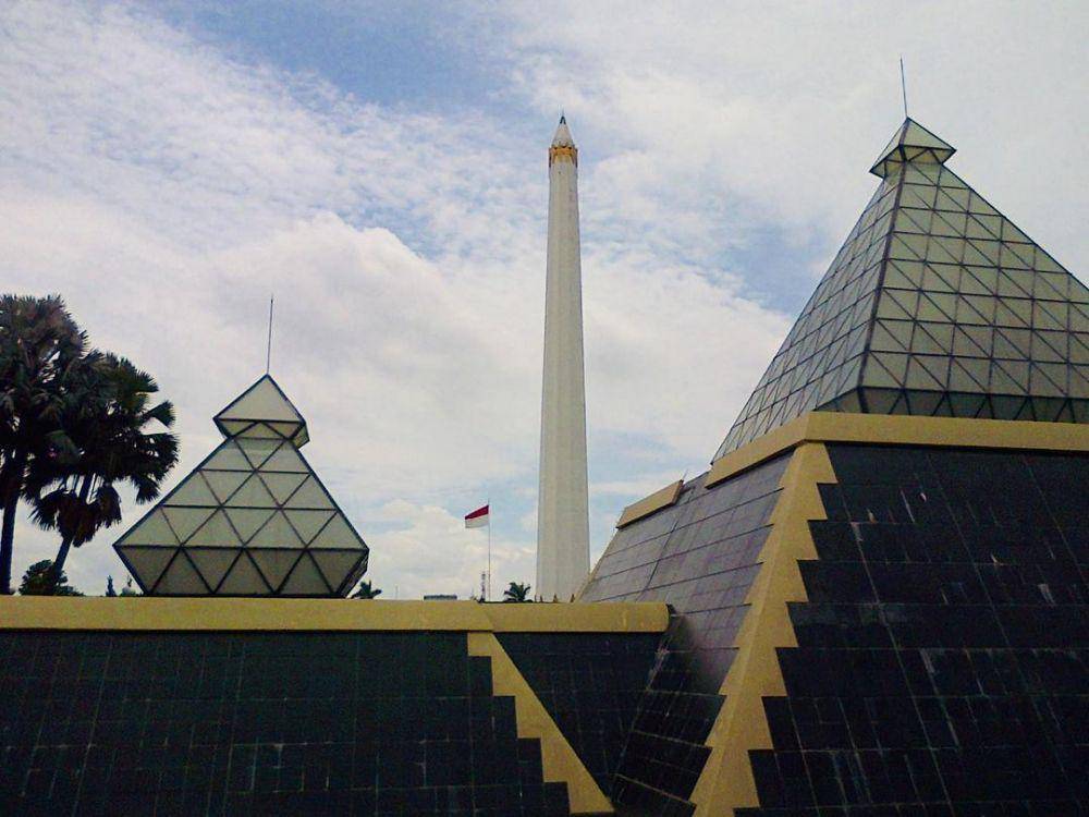 tugu pahlawan (Instagram.com/ihopethis2begift4u)