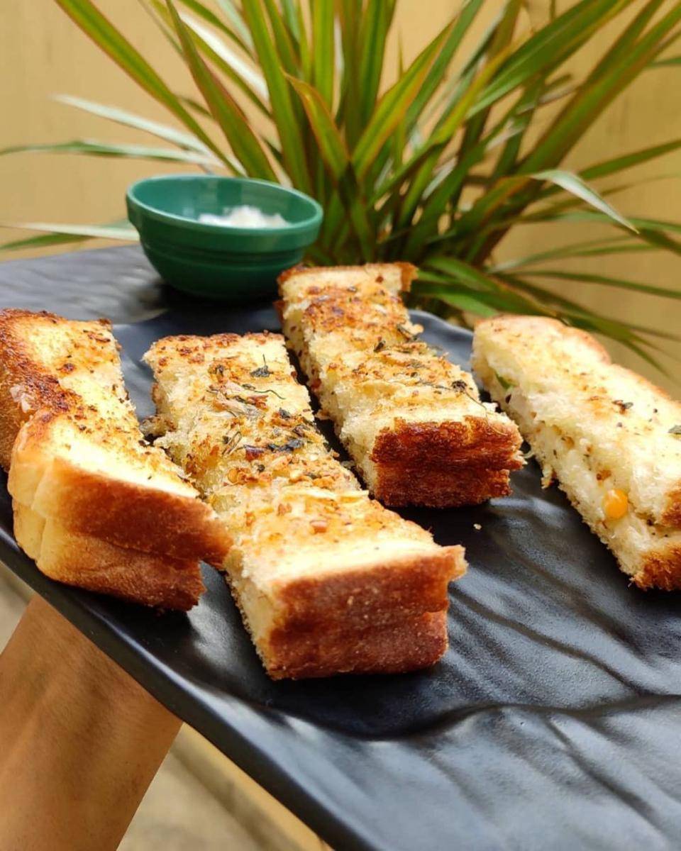 Ilustrasi garlic bread (instagram.com/kingdom.of.spices_and_herbs)