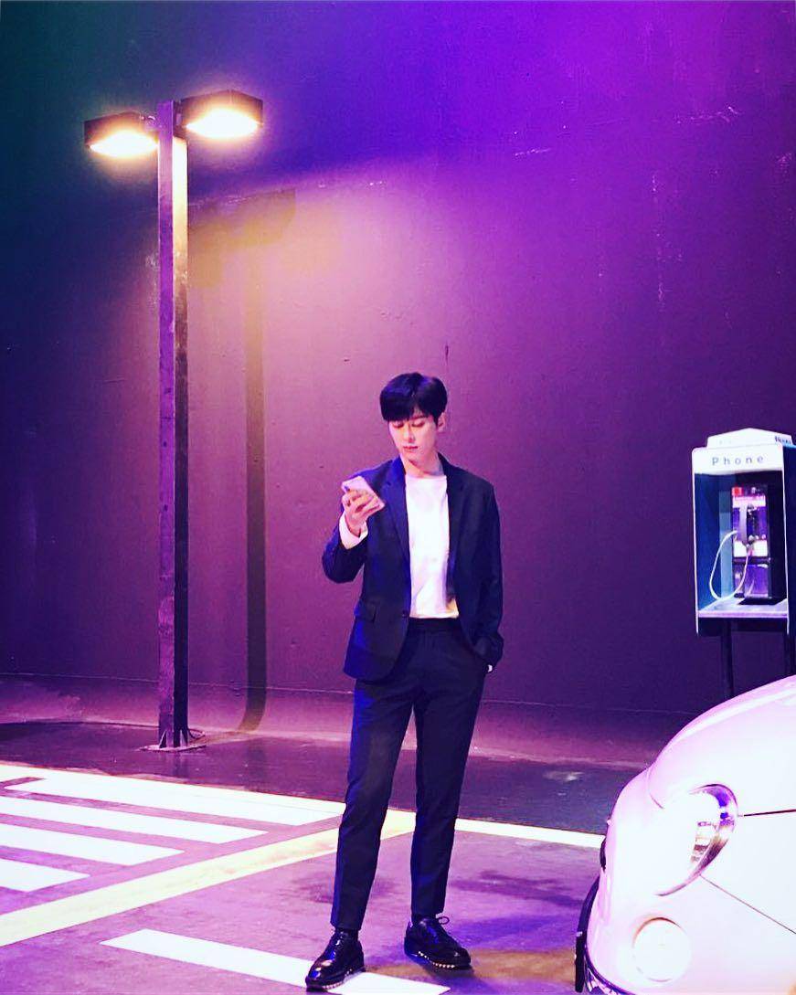 Gaya busana Donghyun (instagram.com/boy_e.black)