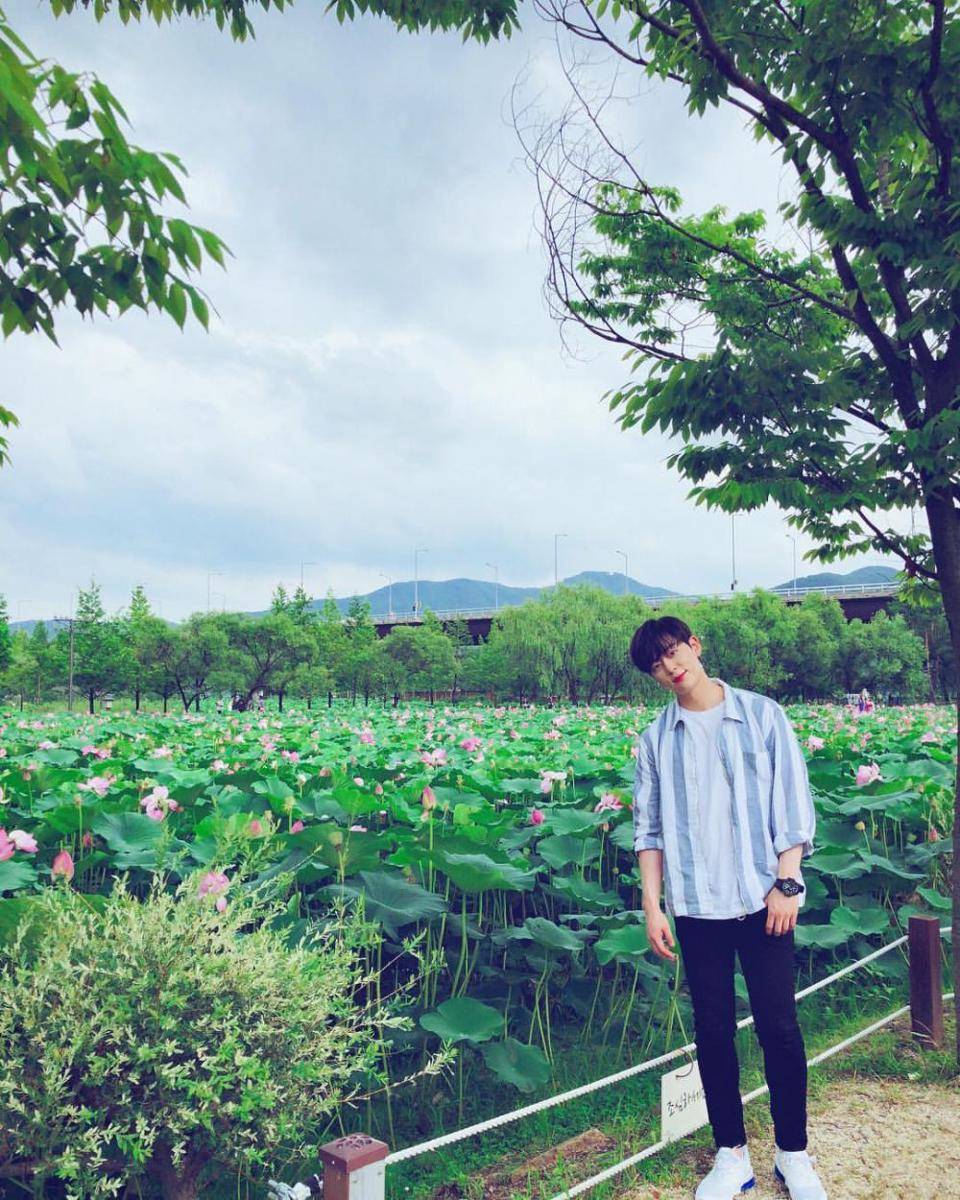 Gaya busana Donghyun (instagram.com/boy_e.black)