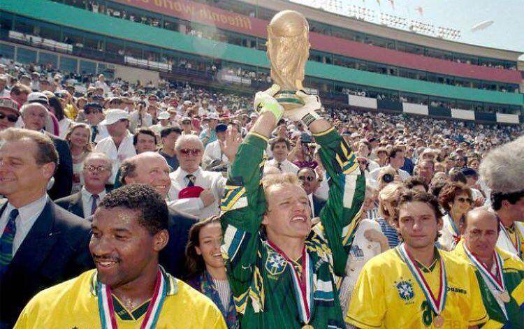 Claudio Taffarel mengangkat trofi Piala Dunia. (instagram.com/taffareloriginal)