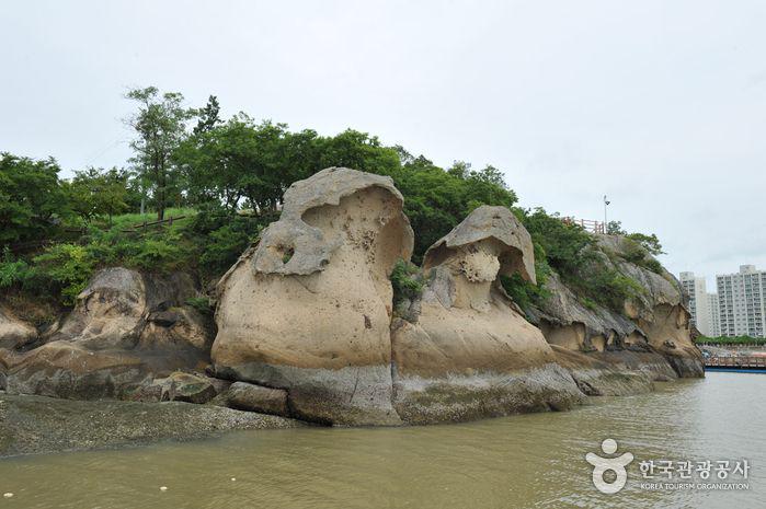 Mokpo Gatbawi Rock (korean.visitkorea.or.kr)
