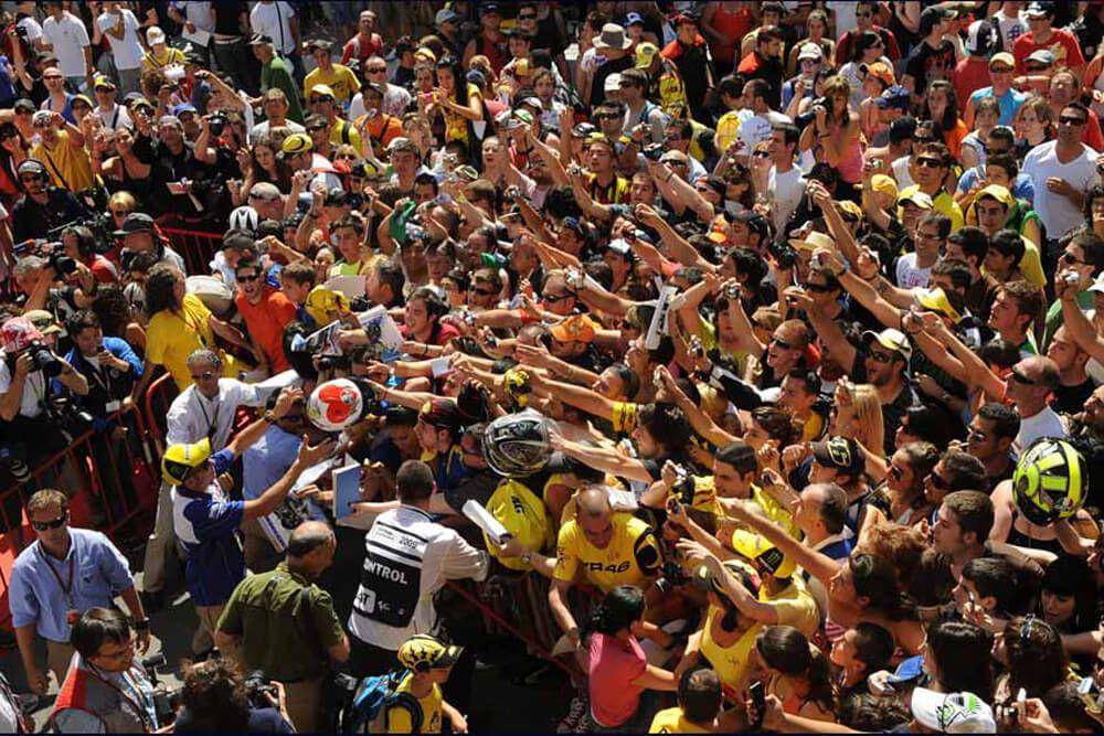 Valentino Rossi dan fans (valentinorossi.com)