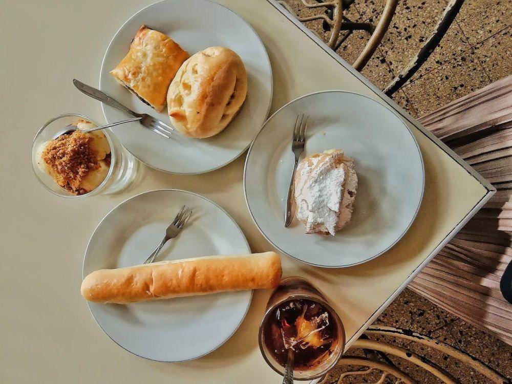 Aneka roti di toko Sumber Hidangan (instagram.com/farhahhazimah)