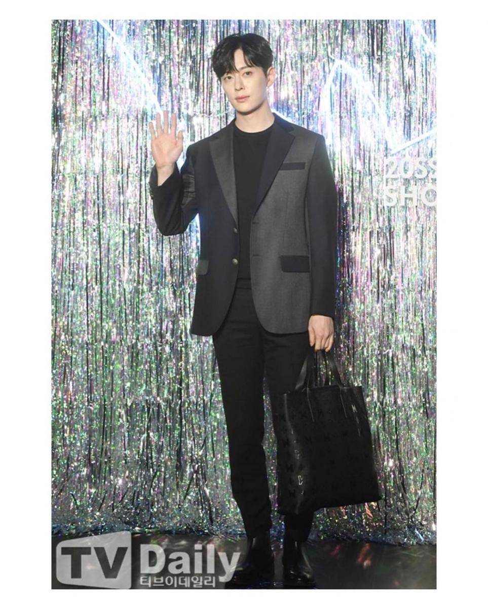 Gaya busana Donghyun (instagram.com/boy_e.black)