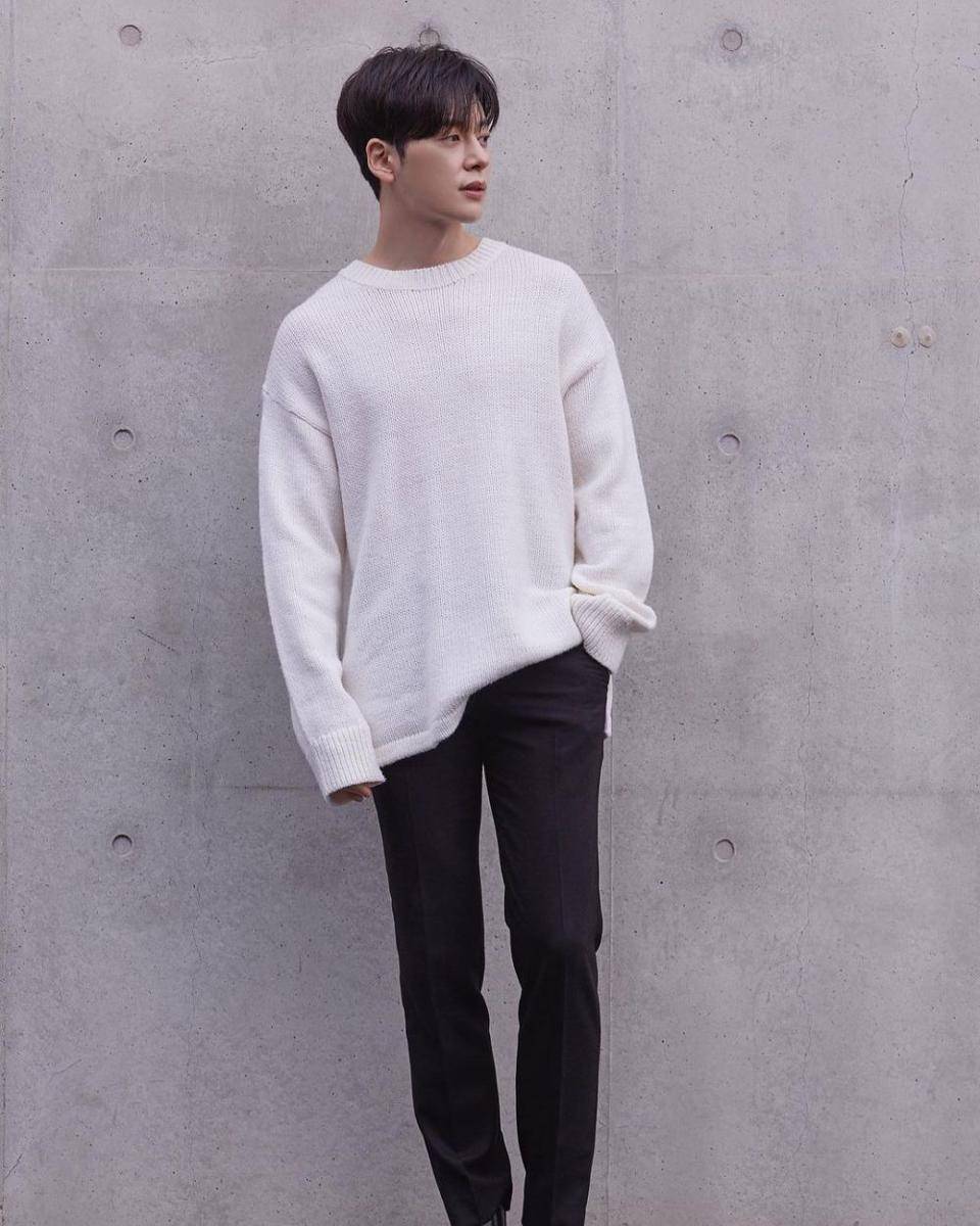 Gaya busana Donghyun (instagram.com/boy_e.black)