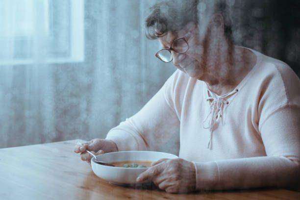 ilustrasi seorang perempuan lansia makan sendirian (istockphoto.com/KatarzynaBialasiewicz)