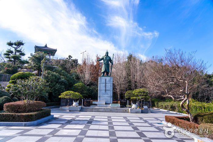 patung Laksamana Yi Sun Sin di tangga pintu masuk Yuldasan Mountain (korean.visitkorea.or.kr)