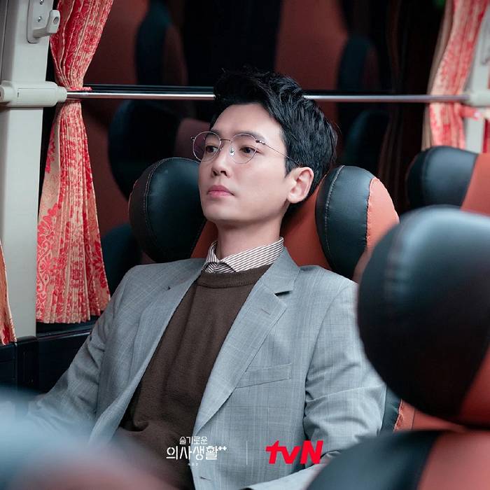 Jung Kyung Ho di dalam bus di Changwon Bus Terminal (instagram.com/tvn_drama)