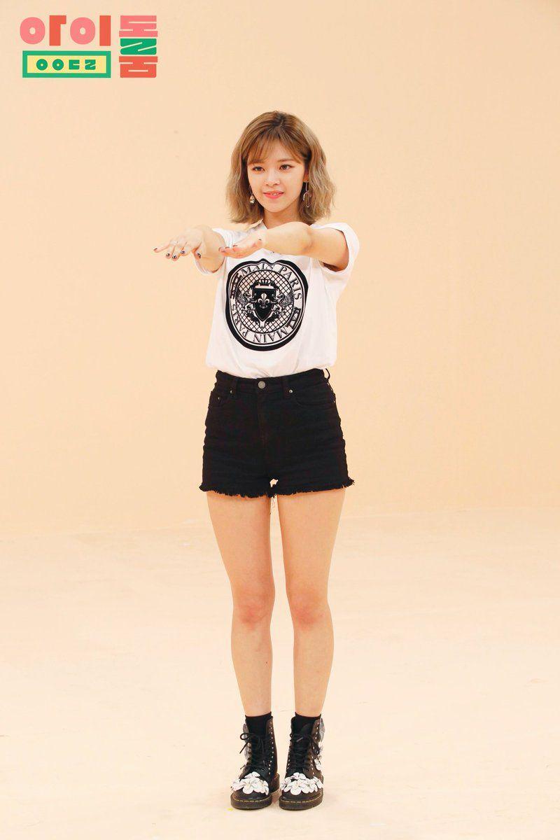 Outfit Jeongyeon Twice (twitter.com/TWICEZONEBR)