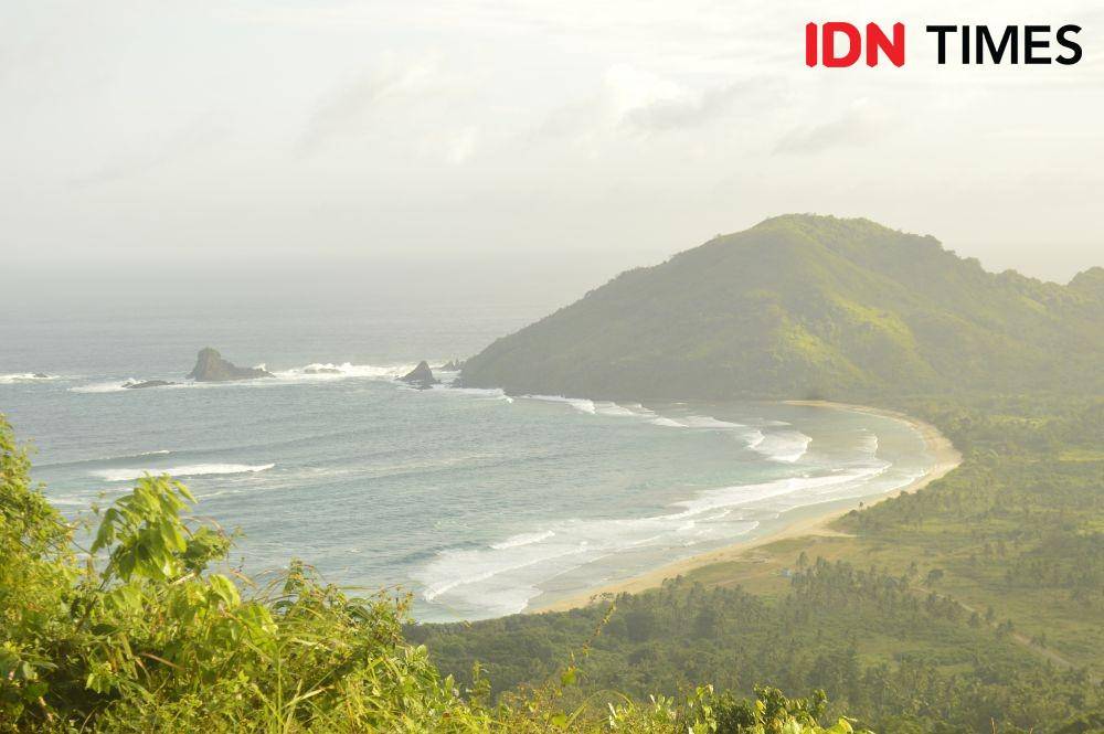 Salah satu jalur The Mandalika Ultra T100 di Pantai Mekaki Sekotong Lombok Barat IDN Times/Ahmad Viqi