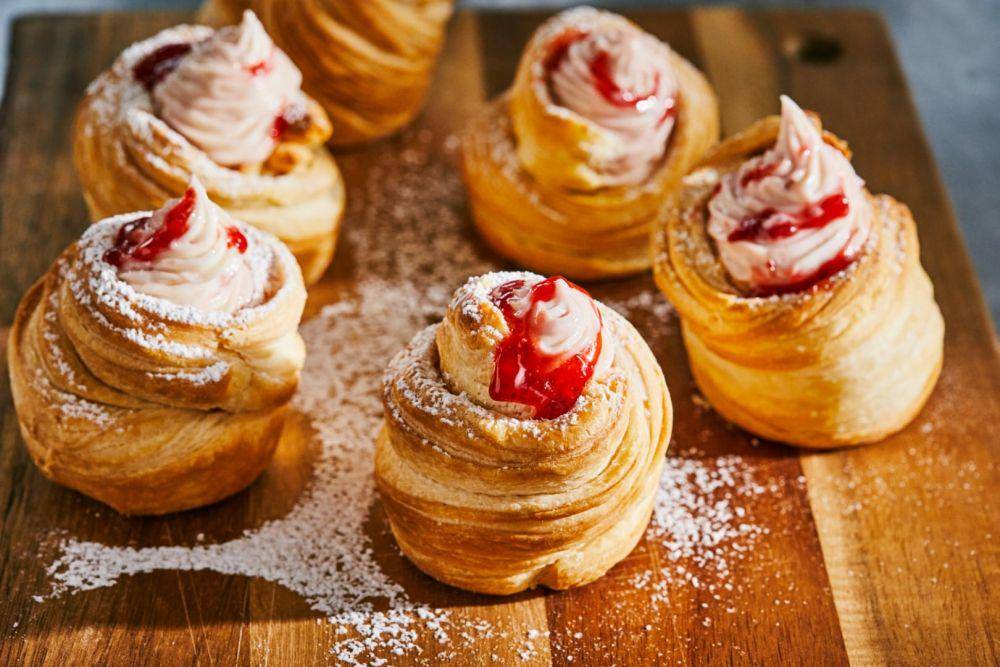 ilustrasi strawberry cheesecake cruffin (streetkitchen.hu)