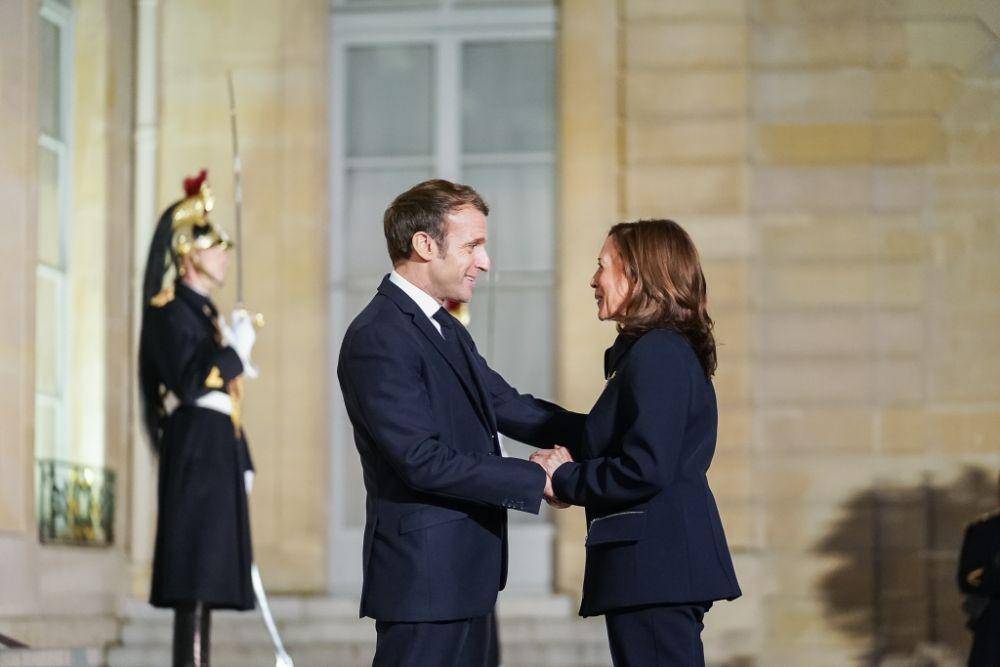 Emmanuel Macron menyambut kunjungan Kamala Haris di Paris. (Twitter.com/Vice President Kamala Harris)