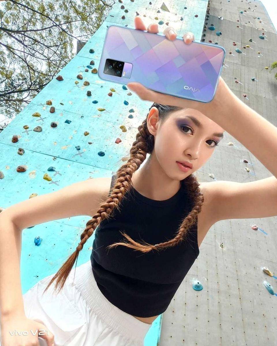 ilustrasi memegang vivo V21 (instagram.com/vivo_indonesia)