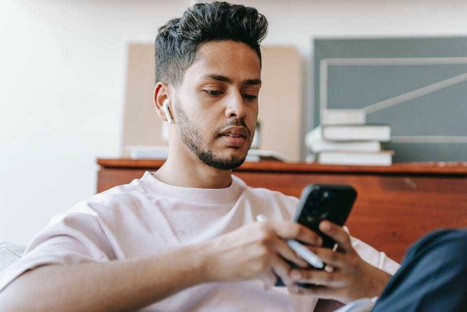 ilustrasi main gadget (Pexels.com/Michael Burrows)