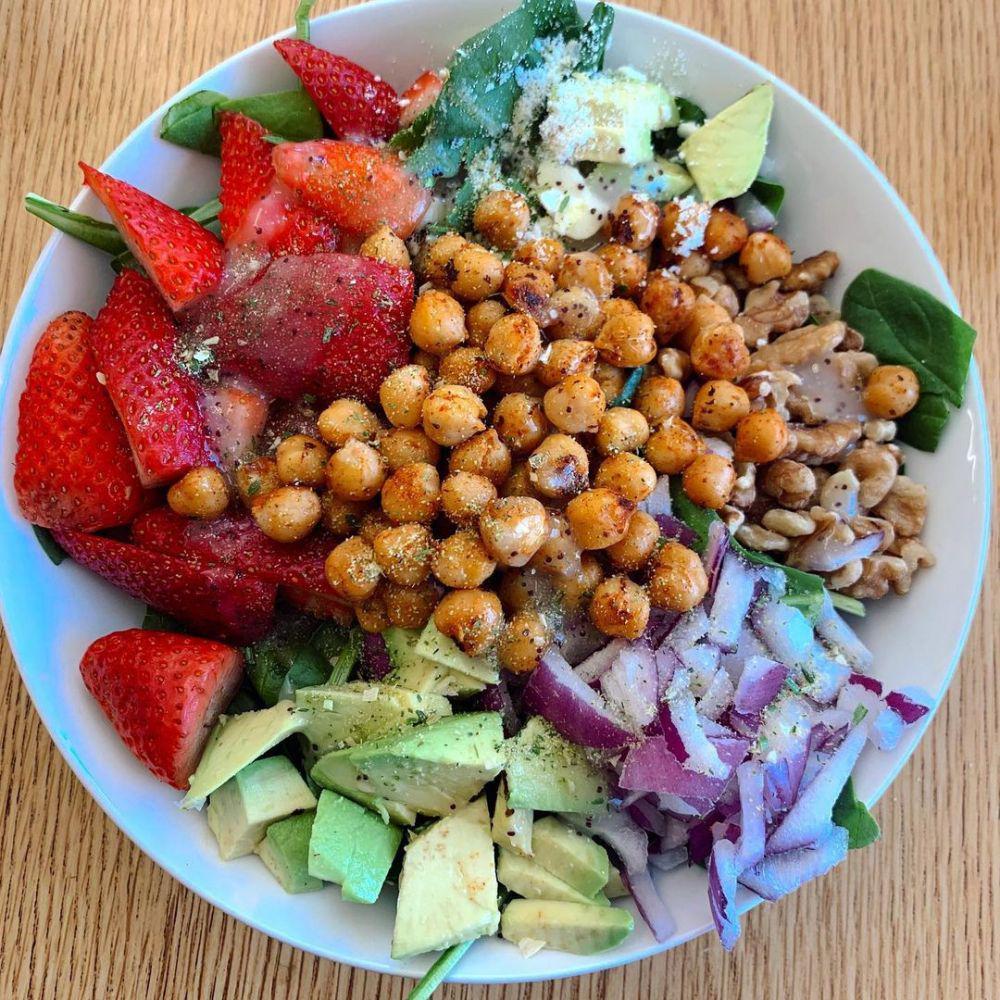 Salad (instagram.com/health.and.beyond_l3)