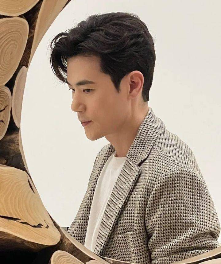 Kim Kang Woo (instagram.com/kangwoo_king)