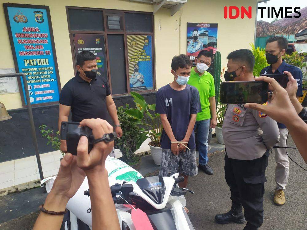 Unit Reskrim Polsek Sukarame menangkap pelaku video viral memperlihatkan aksi bajing loncat di tanjakan PJR Jalan Ir. Sutami, Kelurahan Way Gubak. (IDN Times/Tama Yudha Wiguna)