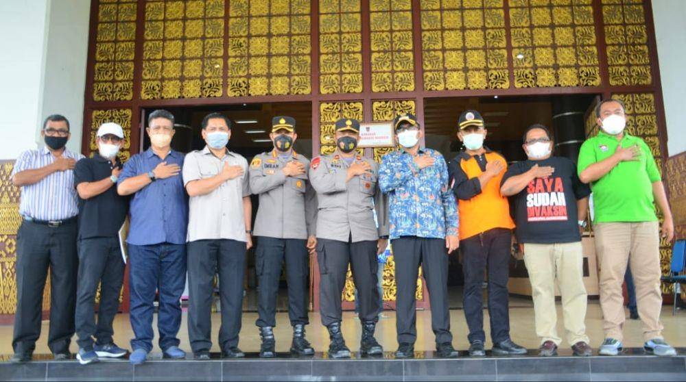 Pemerintah Kota (Pemkot) Padang bekerja sama dengan unsur Forkopimda menggelar kegiatan Sumbar Sadar Vaksin (Sumdarsin) di Kantor Balaikota Padang, Sabtu (6/11/2021). (Dok. Humas Pemkot Padang)