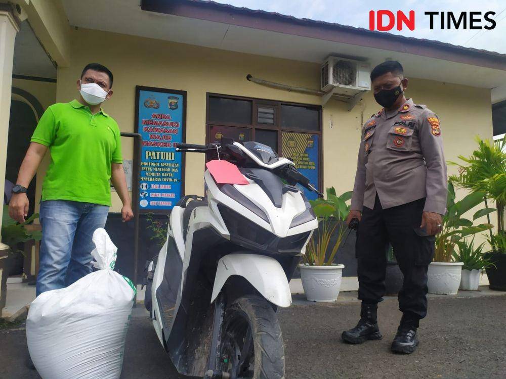 Unit Reskrim Polsek Sukarame menangkap pelaku video viral memperlihatkan aksi bajing loncat di tanjakan PJR Jalan Ir. Sutami, Kelurahan Way Gubak. (IDN Times/Tama Yudha Wiguna)