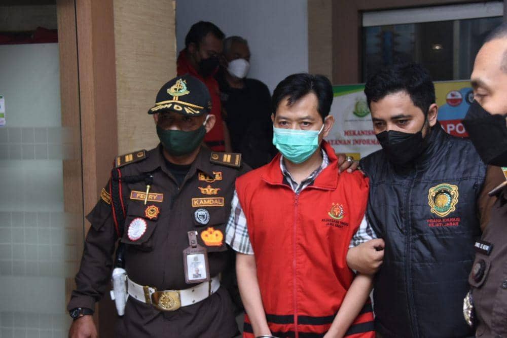 Tersangka Korupsi PT Posfin (IDN Times/Azzis Zulkhairil)
