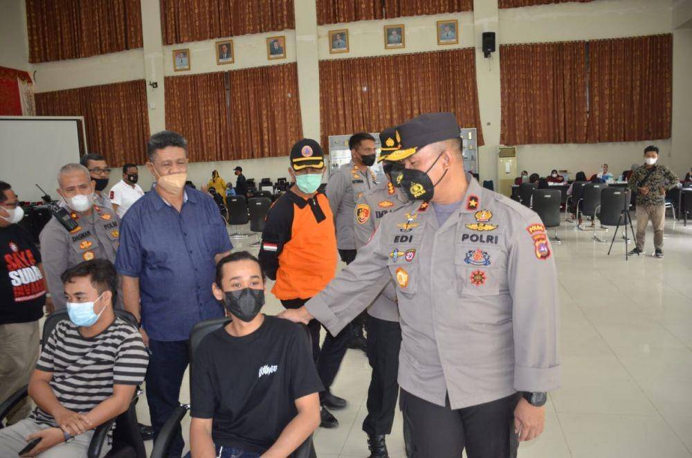 Pemerintah Kota (Pemkot) Padang bekerja sama dengan unsur Forkopimda menggelar kegiatan Sumbar Sadar Vaksin (Sumdarsin) di Kantor Balaikota Padang, Sabtu (6/11/2021). (Dok. Humas Pemkot Padang)