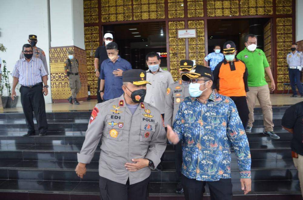 Pemerintah Kota (Pemkot) Padang bekerja sama dengan unsur Forkopimda menggelar kegiatan Sumbar Sadar Vaksin (Sumdarsin) di Kantor Balaikota Padang, Sabtu (6/11/2021). (Dok. Humas Pemkot Padang)