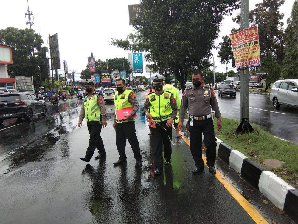 Polisi saat mengamankan lokasi kecelakaan bus. Dok: istimewa