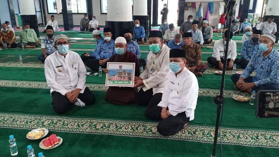 Wali Kota Padang, Hendri Septa mengunjungi dan bertemu warga sekitar Kelurahan Binuang Kampung Dalam, Kecamatan Pauh dalam agenda Jumat Keliling di Masjid Raya Pauh, Jumat (17/9/2021). (Dok. Pemkot Padang)