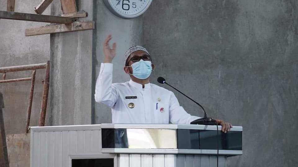 Wali Kota Padang, Hendri Septa mengunjungi dan bertemu warga sekitar Kelurahan Binuang Kampung Dalam, Kecamatan Pauh dalam agenda Jumat Keliling di Masjid Raya Pauh, Jumat (17/9/2021). (Dok. Pemkot Padang)