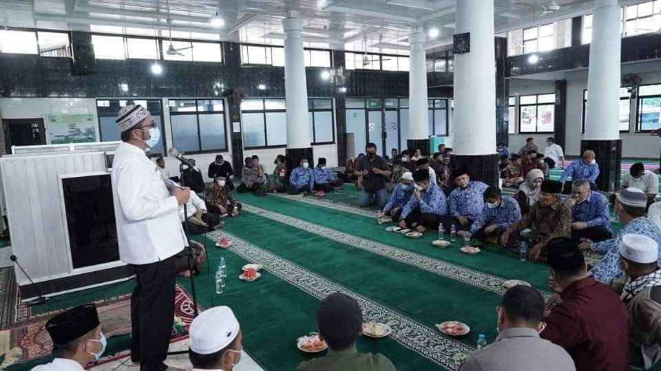 Wali Kota Padang, Hendri Septa mengunjungi dan bertemu warga sekitar Kelurahan Binuang Kampung Dalam, Kecamatan Pauh dalam agenda Jumat Keliling di Masjid Raya Pauh, Jumat (17/9/2021). (Dok. Pemkot Padang)