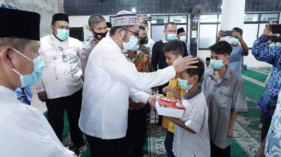 Wali Kota Padang, Hendri Septa mengunjungi dan bertemu warga sekitar Kelurahan Binuang Kampung Dalam, Kecamatan Pauh dalam agenda Jumat Keliling di Masjid Raya Pauh, Jumat (17/9/2021). (Dok. Pemkot Padang)