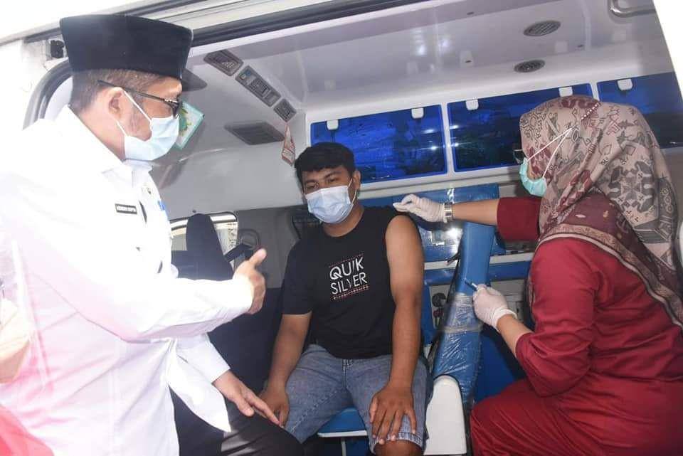 Wali Kota Padang Hendri Septa saat meninjau sekaligus meresmikan pelaksanaan vaksinasi massal yang dinamai Vaksin Mobile, Rabu (27/10/2021). (Dok. Humas Pemkot Padang)