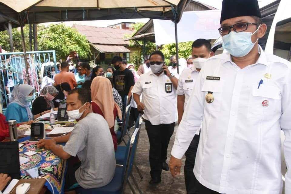 Wali Kota Padang Hendri Septa saat meninjau sekaligus meresmikan pelaksanaan vaksinasi massal yang dinamai Vaksin Mobile, Rabu (27/10/2021). (Dok. Humas Pemkot Padang)