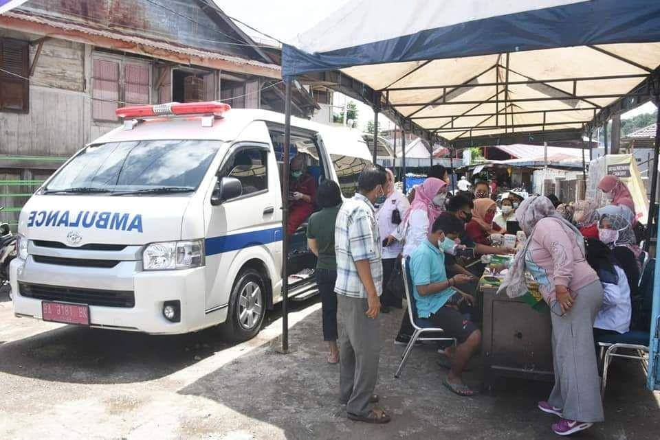 Wali Kota Padang Hendri Septa saat meninjau sekaligus meresmikan pelaksanaan vaksinasi massal yang dinamai Vaksin Mobile, Rabu (27/10/2021). (Dok. Humas Pemkot Padang)