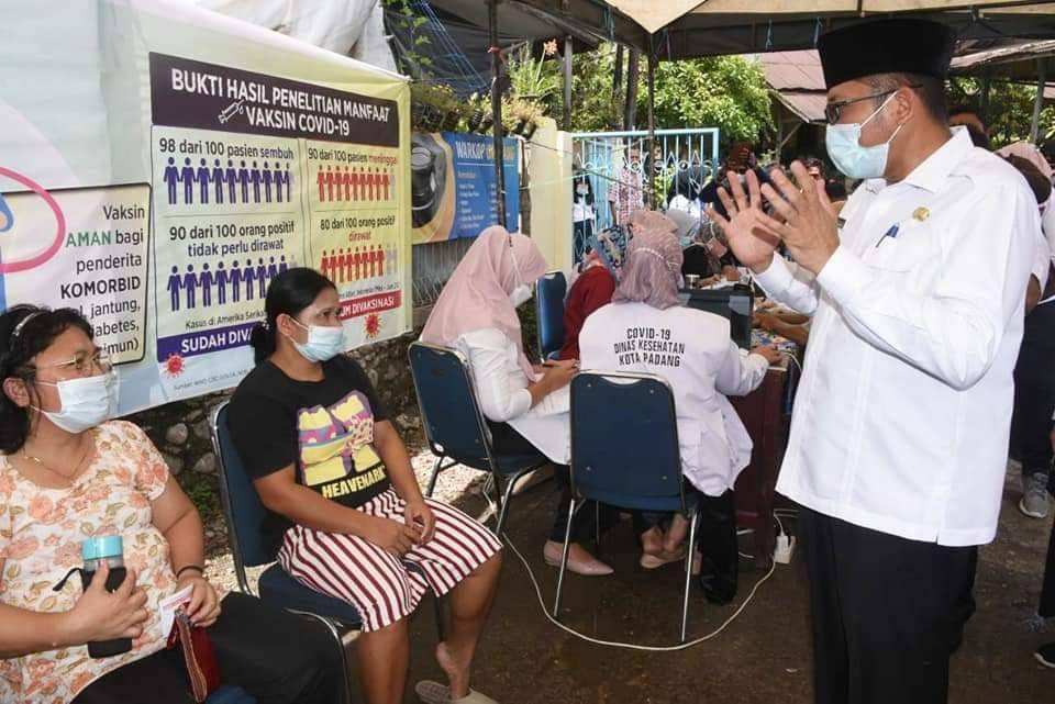 Wali Kota Padang Hendri Septa saat meninjau sekaligus meresmikan pelaksanaan vaksinasi massal yang dinamai Vaksin Mobile, Rabu (27/10/2021). (Dok. Humas Pemkot Padang)