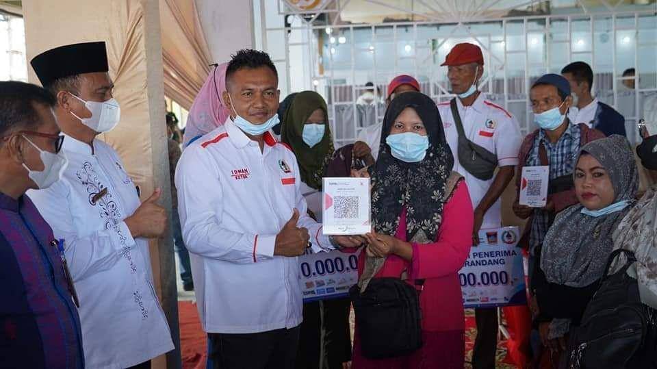Program Mengatasi Rentenir diinisasi Bank Nagari menggandeng Keluarga Besar Pedagang Kaki Lima (KBPKL) Kota Padang dan didukung Dinas Perdagangan Kota Padang itu, resmi diluncurkan Wali Kota di Lantai II Komplek Padang Theater, Pasar Raya Padang, Jumat (22/10/2021) pagi. (Dok. Padang)