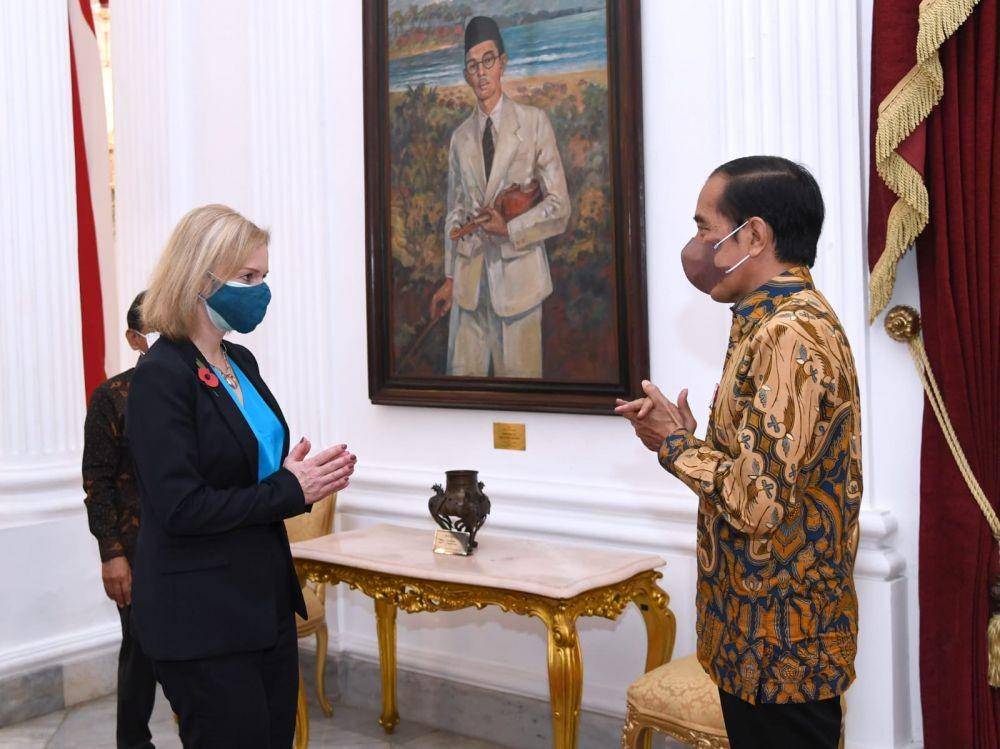 Presiden Jokowi bertemu dengan Menteri Luar Negeri Inggris Elizabeth Truss di Istana Merdeka, Jakarta. (dok. Biro Pers Kepresidenan)