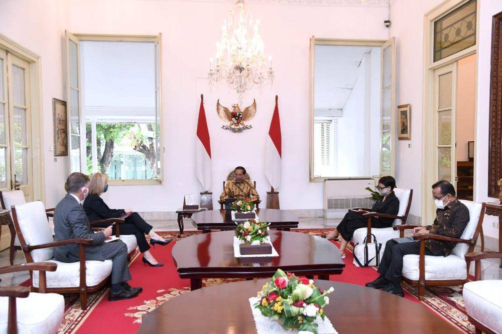 Presiden Jokowi bertemu dengan Menteri Luar Negeri Inggris Elizabeth Truss di Istana Merdeka, Jakarta. (dok. Biro Pers Kepresidenan)